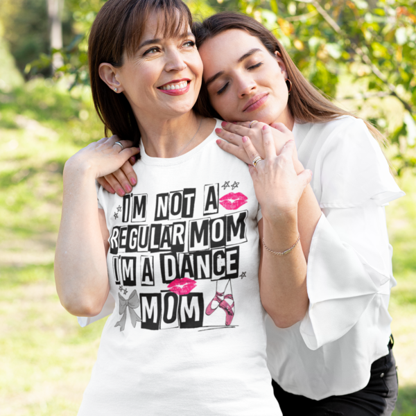 Tricou mamă de balerină I’m Not a Regular Mom I’m a Dance Mom alb