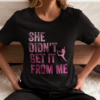Tricou negru pentru mamă de balerină cu mesaj roz „She Didn’t Get It From Me”