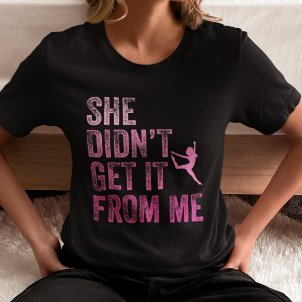 Tricou negru pentru mamă de balerină cu mesaj roz „She Didn’t Get It From Me”