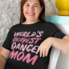 Mamă purtând tricou negru „World’s Okayest Dance Mom” cu mesaj roz, design amuzant pentru mame de balerine.