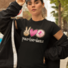 Model purtând tricou negru „Peace Love Dance” cu simboluri peace, inimă roz și siluetă balerină