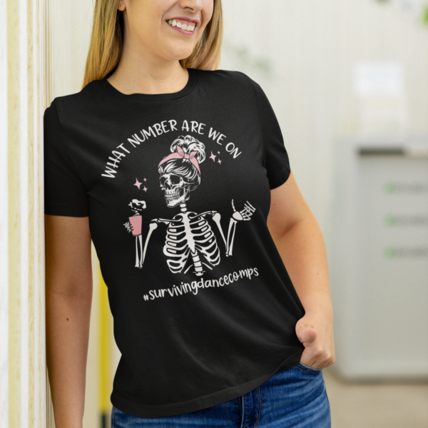 Mamă purtând tricou „What Number Are We On? negru