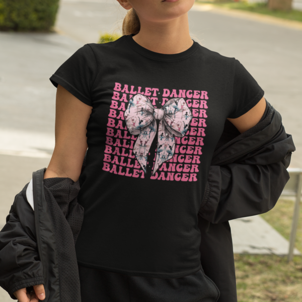 Balerină purtând tricou „Ballet Dancer” cu fundă roz statement negru