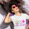 Tricou alb pentru balerine cu mesaj „Peace Love Ballet” și design colorat cu simbolul păcii și siluetă de balerină.