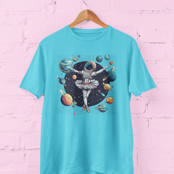 Tricou pentru fetițe cu astronaut balerină care dansează printre planete.