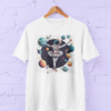 Tricou pentru fetițe cu astronaut balerină care dansează printre planete. alb