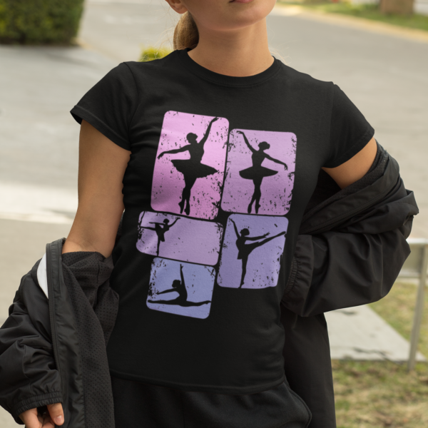 Balerină purtând tricou cu siluete de dans „Ballet Frames”, disponibil în bleumarin și negru, design modern pentru pasionate de balet.