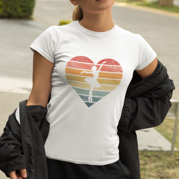 Balerină purtând tricou cu design inimă și siluetă de dans „Ballet in My Heart” alb