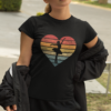 Balerină purtând tricou cu design inimă și siluetă de dans „Ballet in My Heart” negru