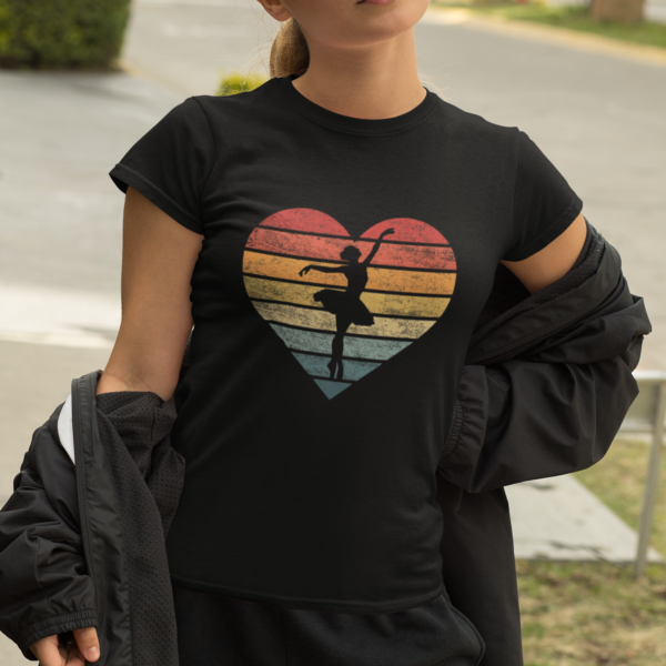 Balerină purtând tricou cu design inimă și siluetă de dans „Ballet in My Heart” negru