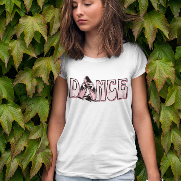 Tricou pentru balerine cu inscripția „Dance” și design cu poante roz alb