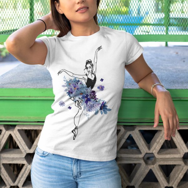 Tricou pentru balerine cu siluetă elegantă și design floral artistic alb