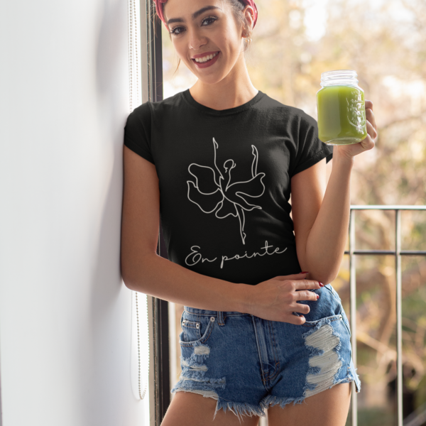 Tricou pentru balerine cu design minimalist „En Pointe” și siluetă elegantă de balerină. negru