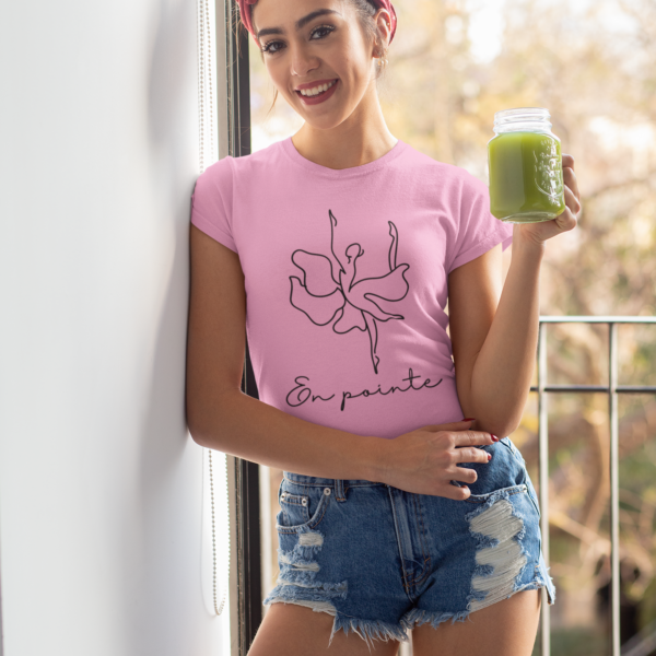 Tricou pentru balerine cu design minimalist „En Pointe” și siluetă elegantă de balerină. roz