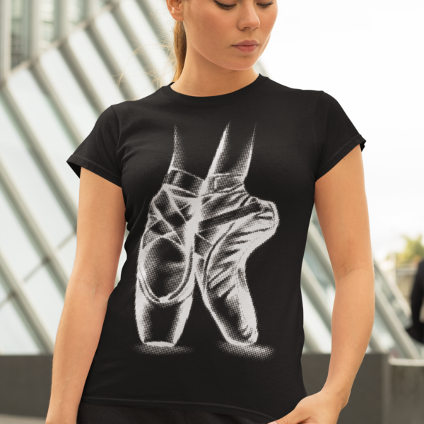 Tricou negru pentru balerine cu design alb reprezentând poante de balet.